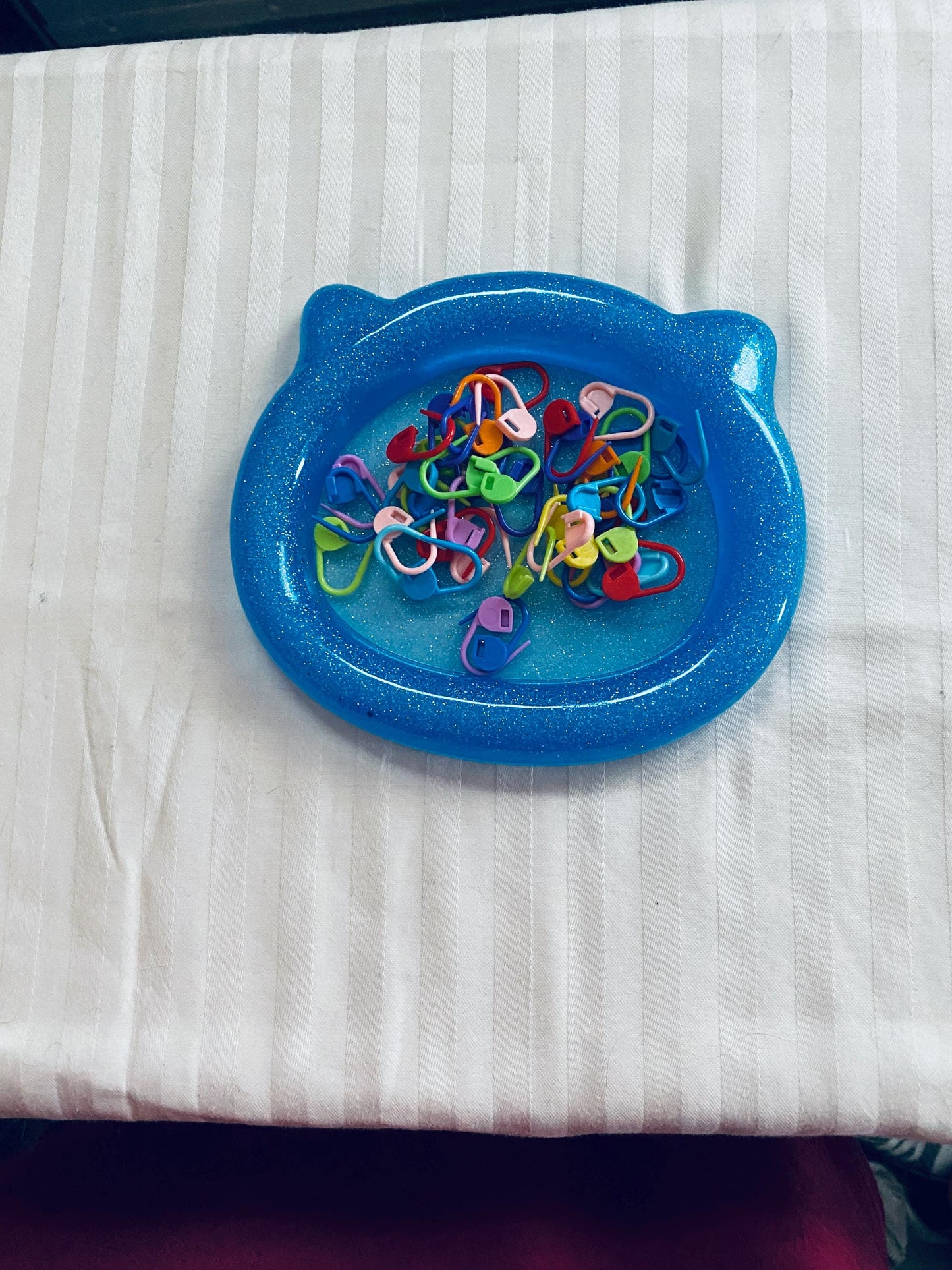 hand-crafted resin teal cat head trinket tray with fine glitter